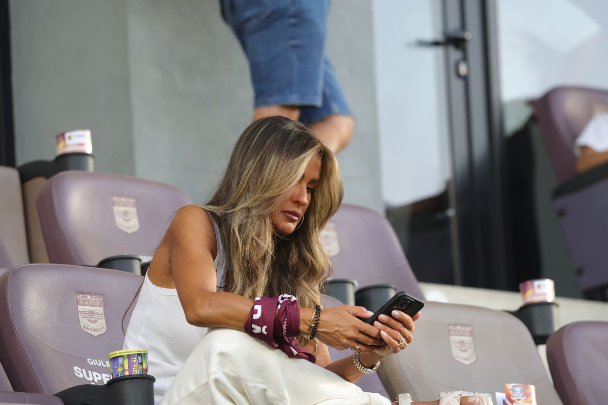 „Singură împotriva tuturor” în tribune la Rapid - CFR Cluj