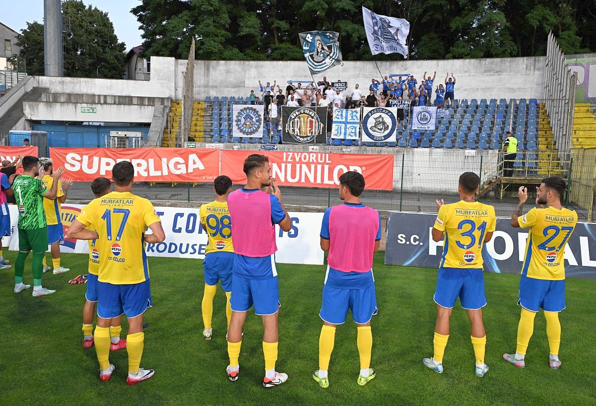 „Regii” sponsorilor în Superligă: nu se apropie de austrieci, dar o formație din România este „burdușită” de sigle! La polul opus, singura echipă cu ZERO parteneri