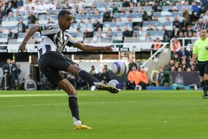 Eddie Howe pune capăt speculațiilor: „Isak rămâne la Newcastle”
