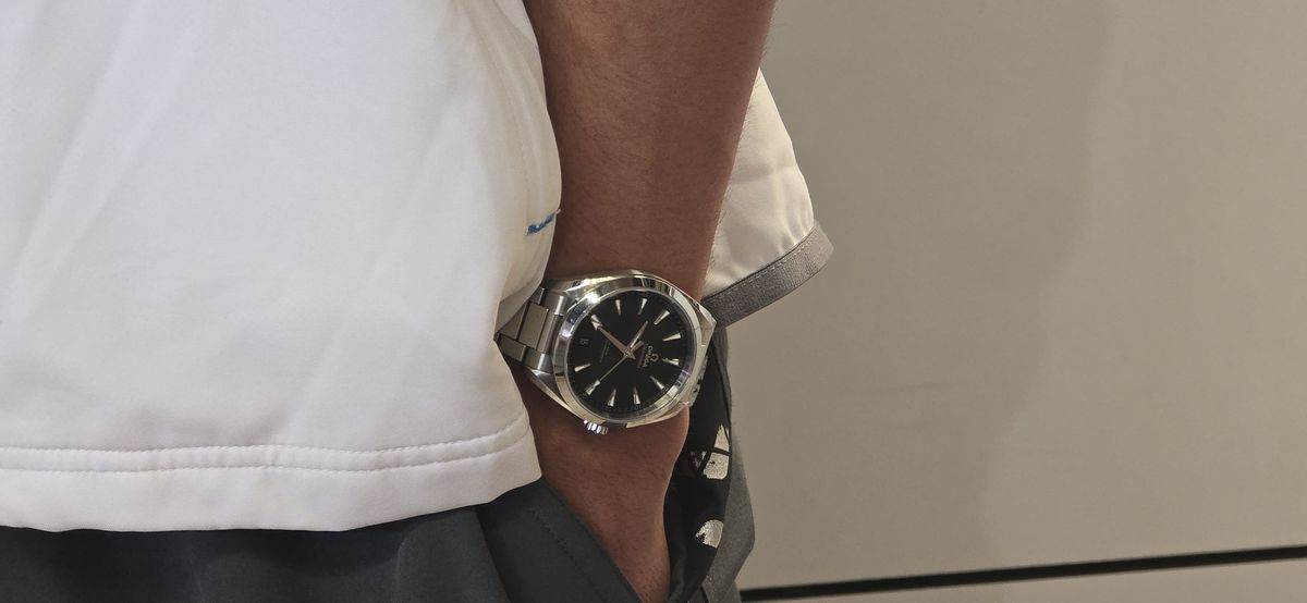 Ceasul purtat de David Popovici, la plecarea către Singapore