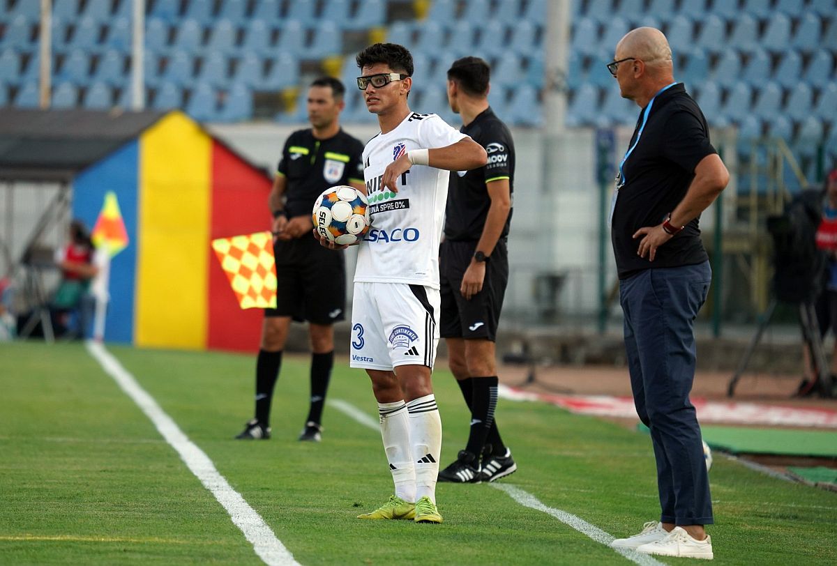 „Regii” sponsorilor în Superligă: nu se apropie de austrieci, dar o formație din România este „burdușită” de sigle! La polul opus, singura echipă cu ZERO parteneri