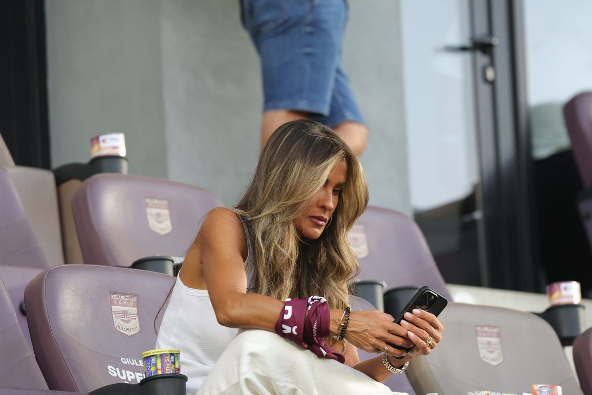 „Singură împotriva tuturor” în tribune la Rapid - CFR Cluj