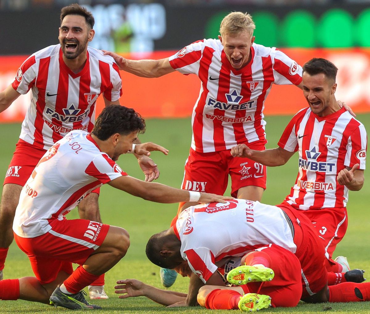 „Regii” sponsorilor în Superligă: nu se apropie de austrieci, dar o formație din România este „burdușită” de sigle! La polul opus, singura echipă cu ZERO parteneri