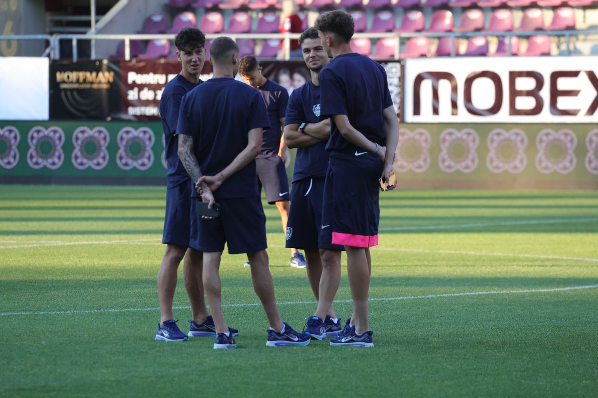 Imagini de pe gazon înainte de Rapid - CFR Cluj/ foto: Ionuț Iordache (GSP)