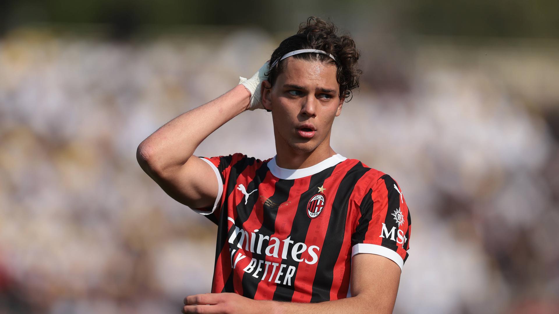 Matteo Duțu semnând contractul cu Dinamo București, oficializând transferul și întărind postul de fundași centrali Dinamo până în 2029 | sursa foto: Gazeta Sporturilor