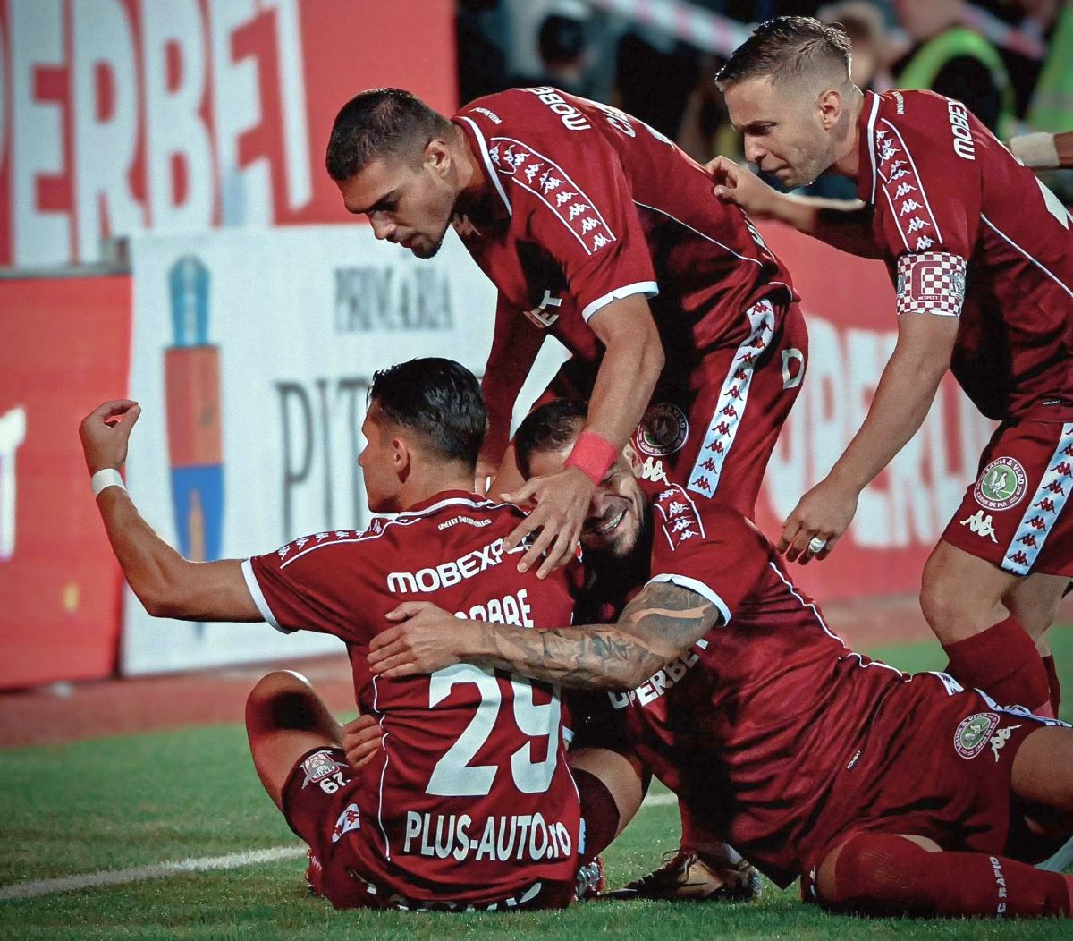 „Regii” sponsorilor în Superligă: nu se apropie de austrieci, dar o formație din România este „burdușită” de sigle! La polul opus, singura echipă cu ZERO parteneri