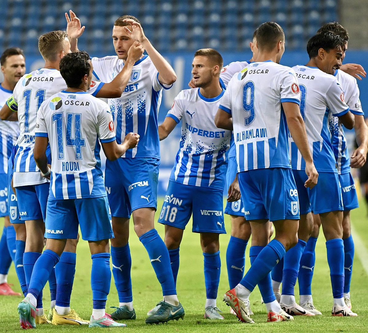 „Regii” sponsorilor în Superligă: nu se apropie de austrieci, dar o formație din România este „burdușită” de sigle! La polul opus, singura echipă cu ZERO parteneri