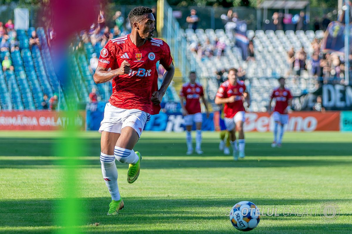 „Regii” sponsorilor în Superligă: nu se apropie de austrieci, dar o formație din România este „burdușită” de sigle! La polul opus, singura echipă cu ZERO parteneri