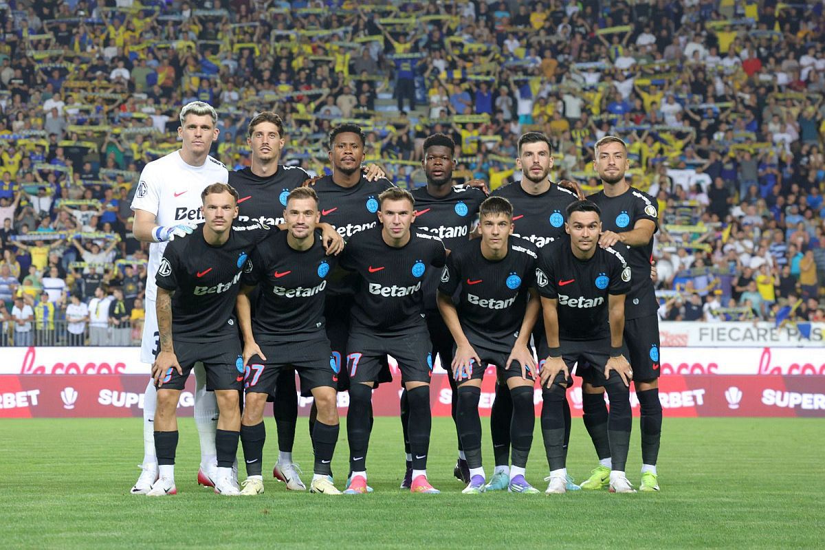 „Regii” sponsorilor în Superligă: nu se apropie de austrieci, dar o formație din România este „burdușită” de sigle! La polul opus, singura echipă cu ZERO parteneri