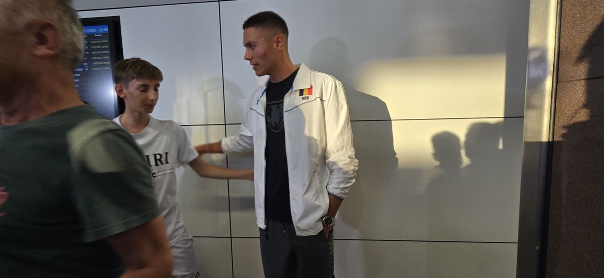 Ceasul purtat de David Popovici, la plecarea către Singapore