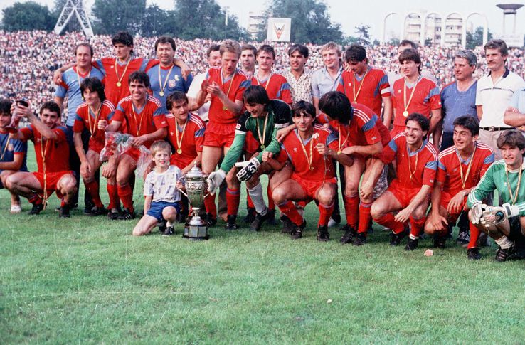 Cu mâna pe Cupa României 1987, după ce Steaua învingea marea rivală Dinamo pe fostul 