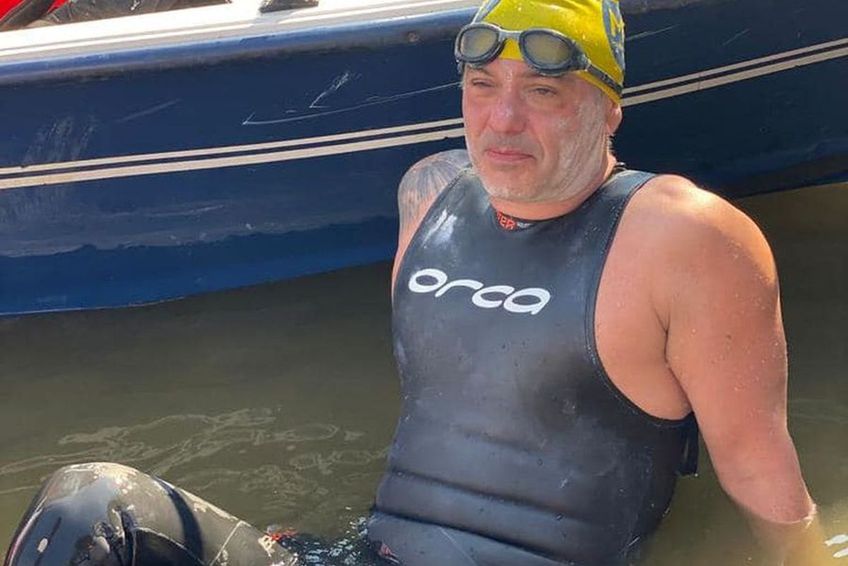 Mihai Badea, epuizat după 30 de ore de înot continuu / Sursă foto: Facebook
