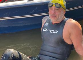 Jurnal de maraton » Poveștile uimitoare ale românului care a înotat 30 de ore fără oprire pe Dunăre: „Vedeam tot felul de lucruri și simboluri!”