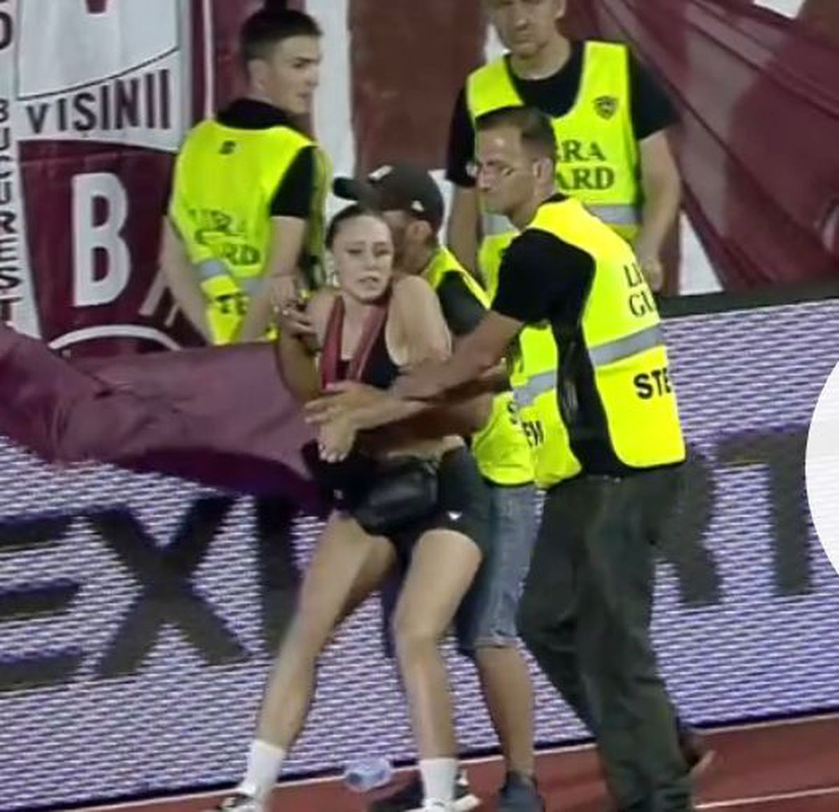 Agitație după meci! Săpunaru a intervenit pentru a elibera din mâinile stewarzilor o suporteră care intrase pe teren