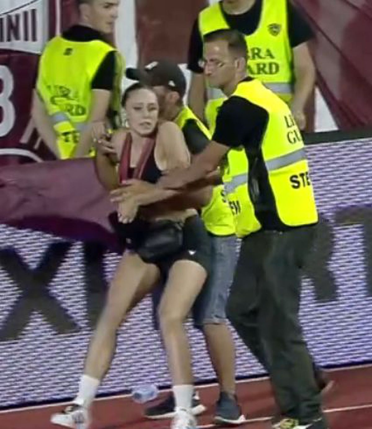 Agitație după meci! Săpunaru a intervenit pentru a elibera din mâinile stewarzilor o suporteră care intrase pe teren