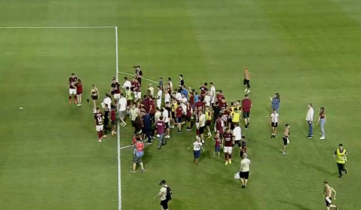 FOTO Rapid - UTA, suporteri pe teren la final 20.08.2022