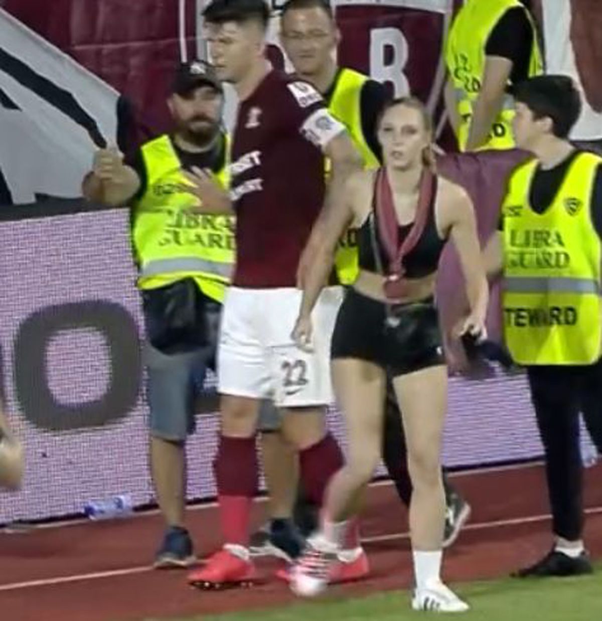 Agitație după meci! Săpunaru a intervenit pentru a elibera din mâinile stewarzilor o suporteră care intrase pe teren