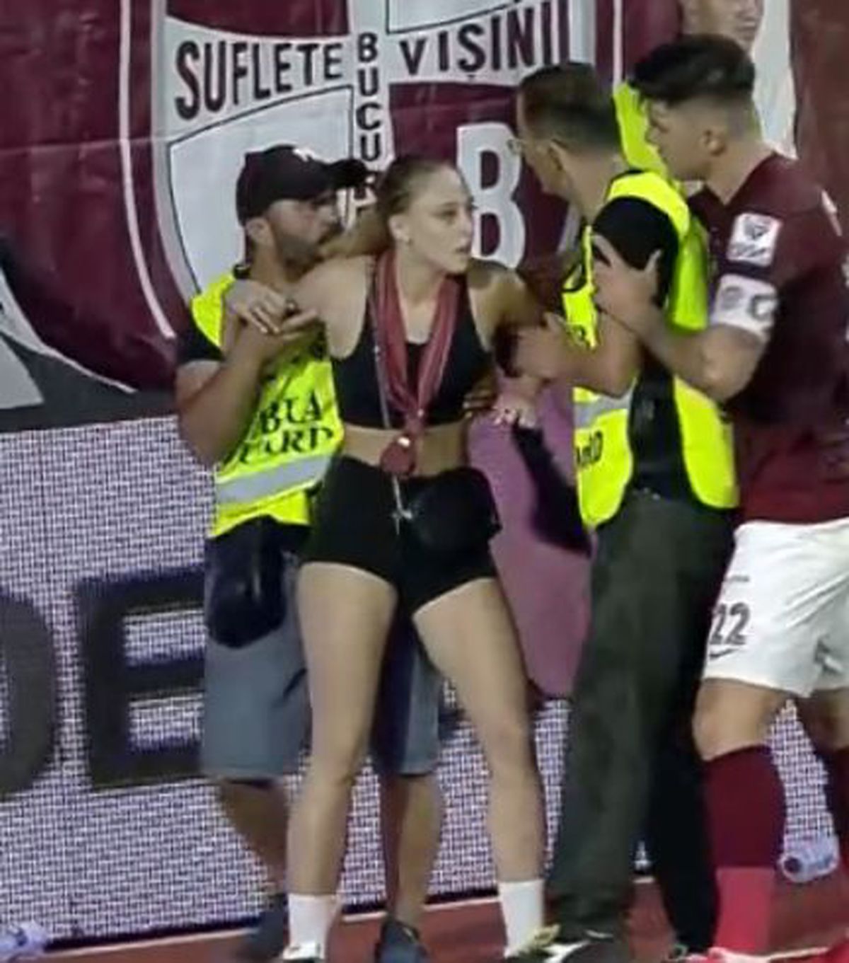 FOTO Rapid - UTA, suporteri pe teren la final 20.08.2022