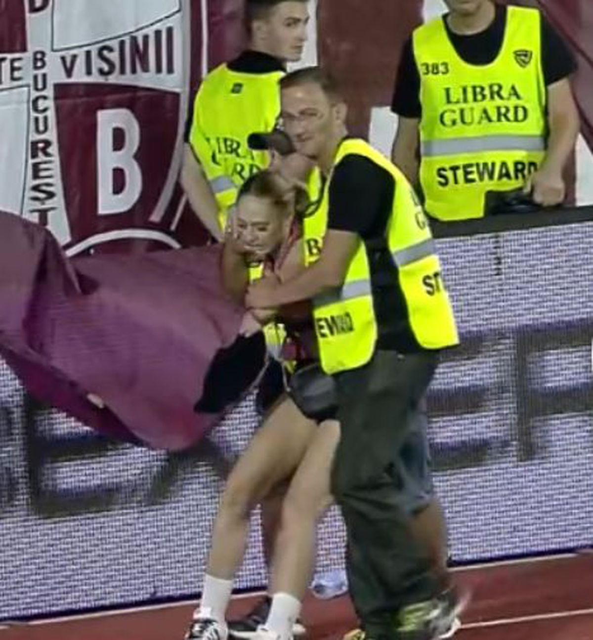 Agitație după meci! Săpunaru a intervenit pentru a elibera din mâinile stewarzilor o suporteră care intrase pe teren