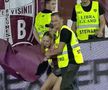 Agitație după meci! Săpunaru a intervenit pentru a elibera din mâinile stewarzilor o suporteră care intrase pe teren