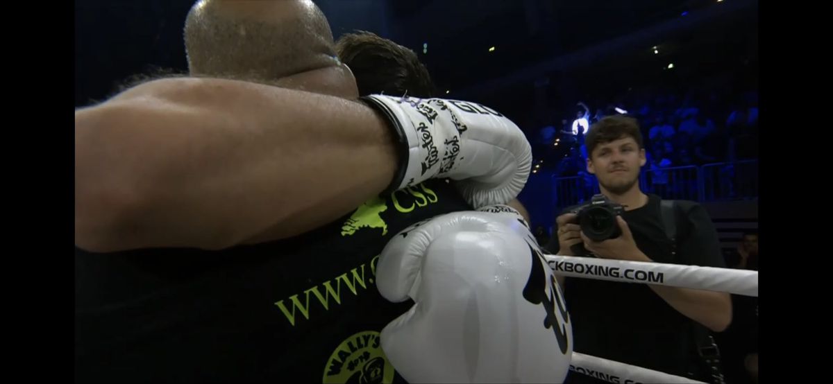 Sadic! Benny Adegbuyi, făcut KO de Jamal Ben Saddik, în main event-ul galei Glory Kickboxing 81