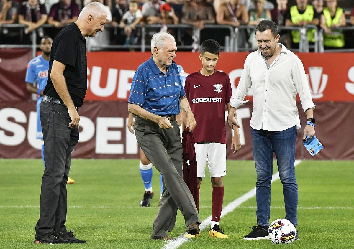 Moment impresionant în Giulești » Legenda Ion Motroc a dat lovitura de start: „Faceți loc, faceți loc, trece trupa lui Motroc!”