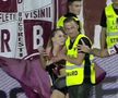 Agitație după meci! Săpunaru a intervenit pentru a elibera din mâinile stewarzilor o suporteră care intrase pe teren