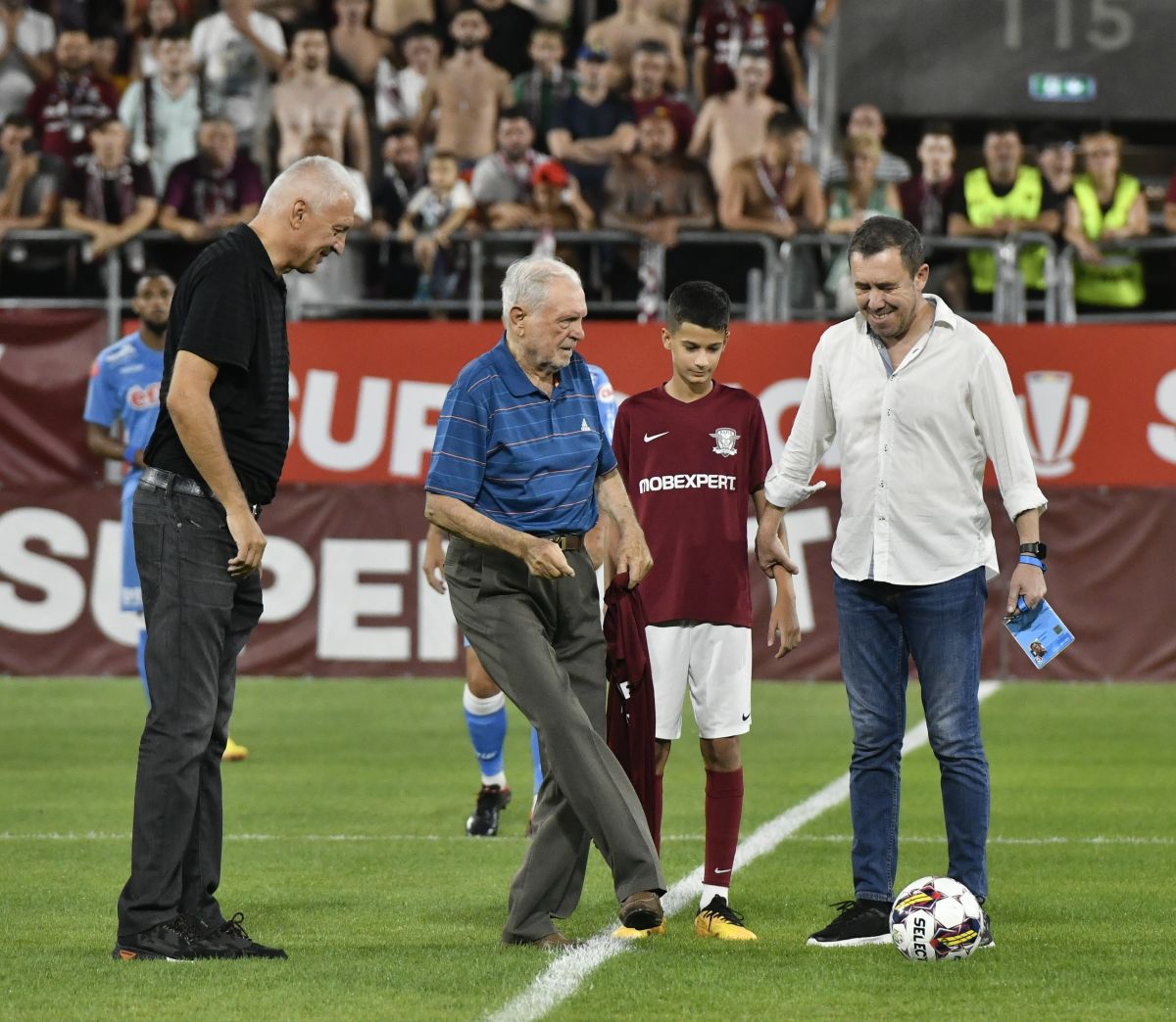 Moment impresionant în Giulești » Legenda Ion Motroc a dat lovitura de start: „Faceți loc, faceți loc, trece trupa lui Motroc!”