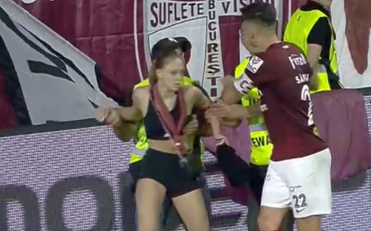 FOTO Rapid - UTA, suporteri pe teren la final 20.08.2022