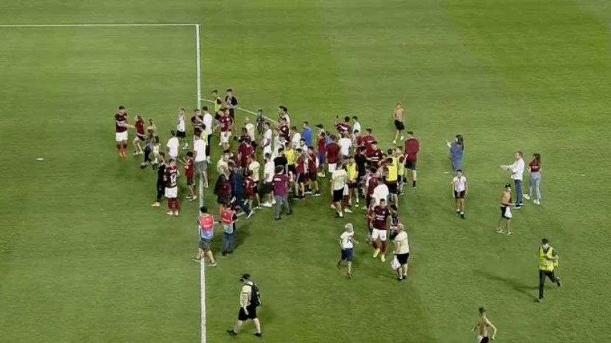 Agitație după meci! Săpunaru a intervenit pentru a elibera din mâinile stewarzilor o suporteră care intrase pe teren