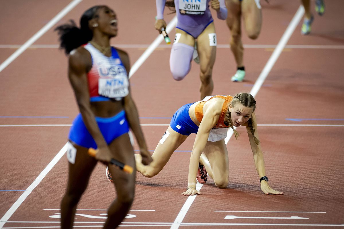Olanda a pierdut două medalii de aur în câteva minute după două căzături în fața liniei de sosire