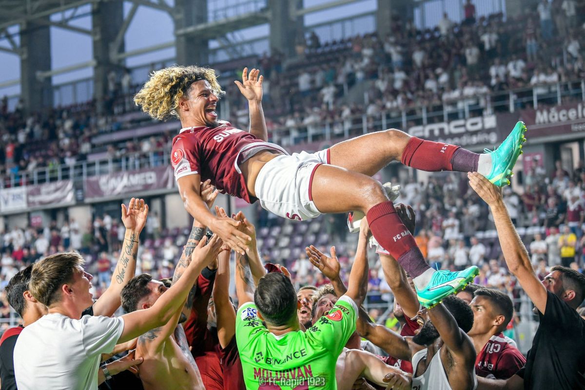 Scene emoționante, nemaivăzute pe stadioanele din România » „Gender reveal” în fața peluzei, imediat după Rapid - Farul