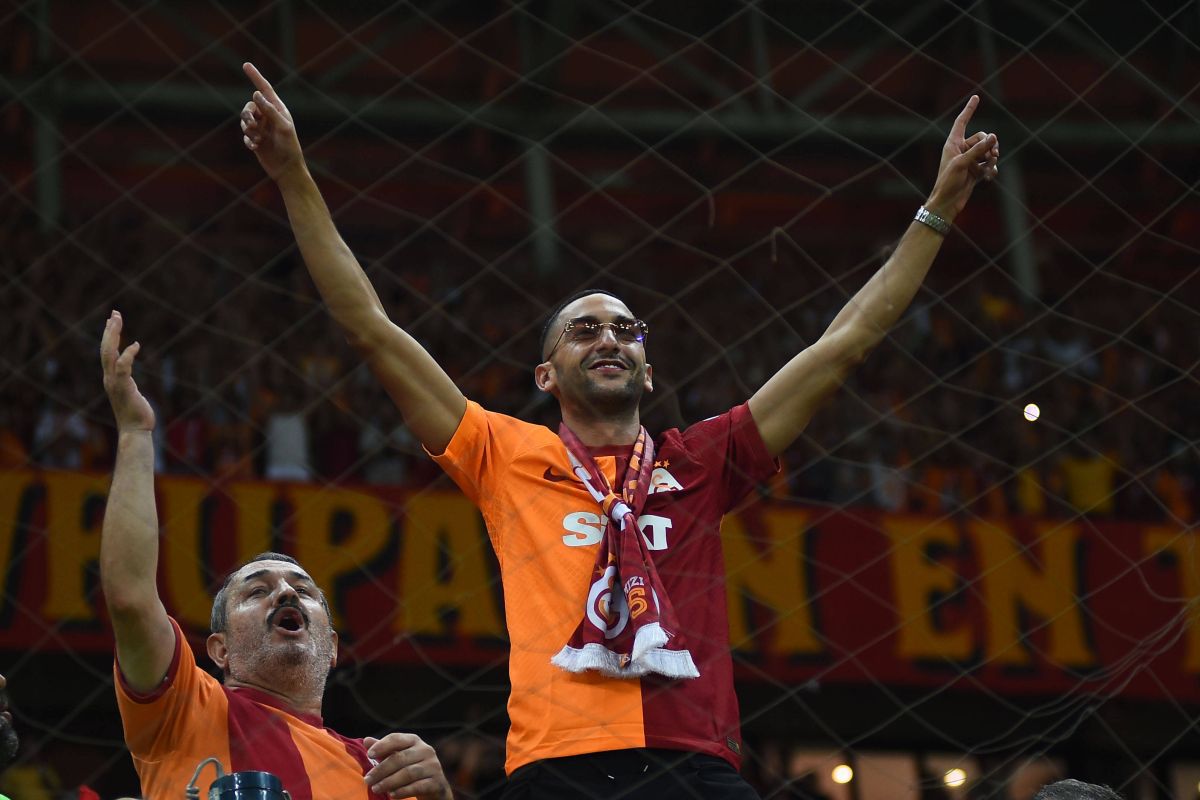 Te trec fiori! Ziyech, prezentare de senzație la noua echipă » Show în peluză alături de ultrași