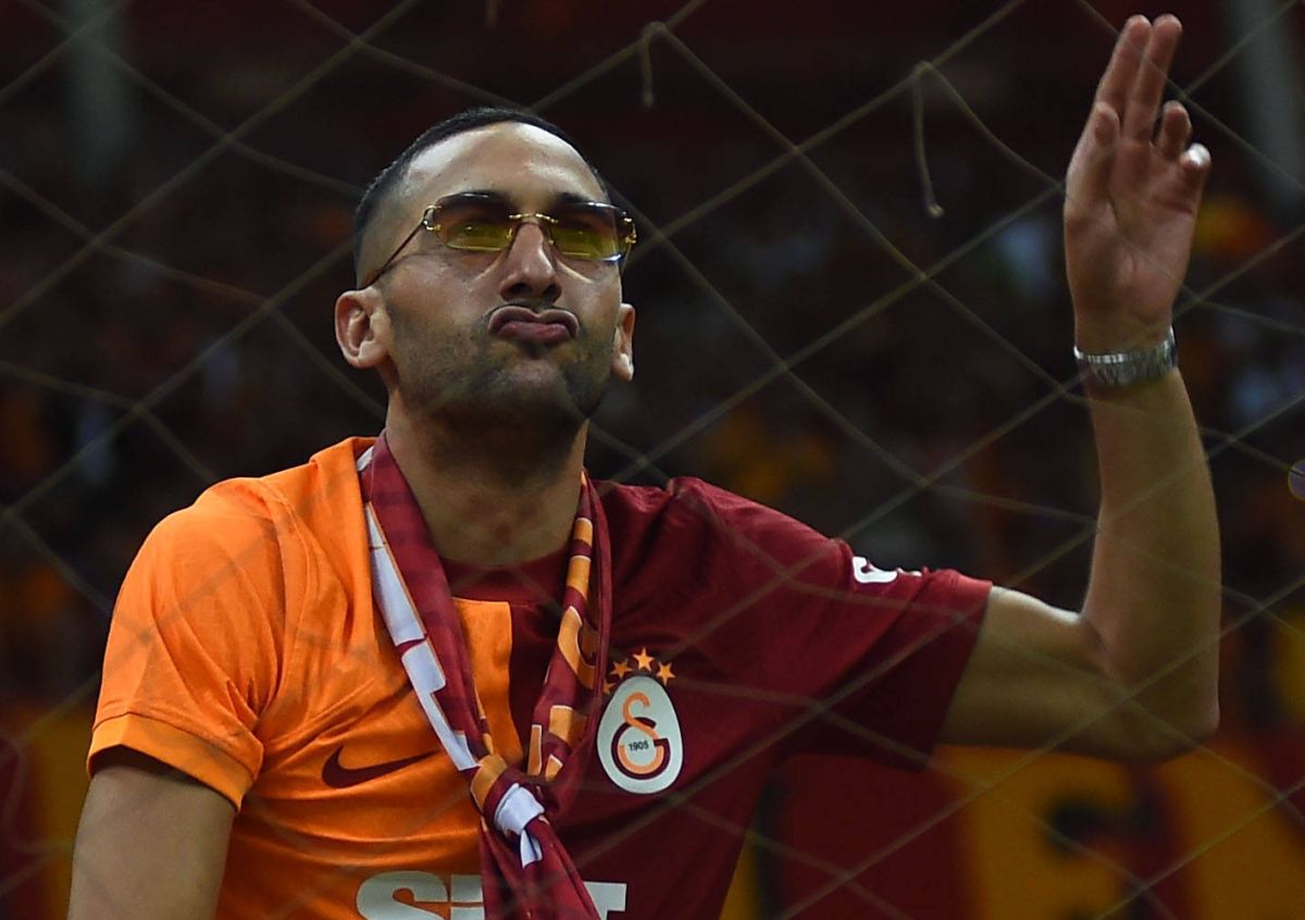 Te trec fiori! Ziyech, prezentare de senzație la noua echipă » Show în peluză alături de ultrași