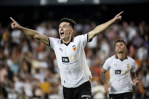 Pepelu, un mijlocaș central spaniol în vârstă de 25 de ani, a plecat în această vară de la Levante la rivala Valencia, deși abia semnase un contract pe 10 ani cu formația care a ratat promovarea în La Liga.