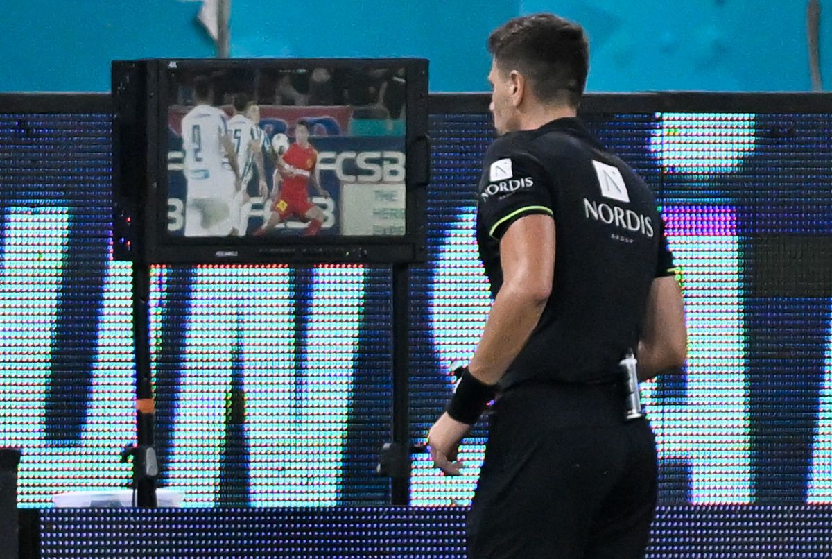 Prea slab! Inexistent în FCSB - Poli Iași, n-a mai prins repriza a doua. Gigi Becali a revenit la butoane