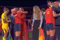 Gest controversat pe podium » Președintele Federației Spaniole a sărutat pe gură o campioană mondială. Reacția jucătoarei