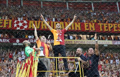 Te trec fiori! Ziyech, prezentare de senzație la noua echipă » Show în peluză alături de ultrași