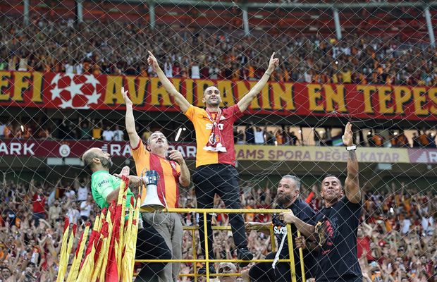 Te trec fiori! Ziyech, prezentare de senzație la noua echipă » Show în peluză alături de ultrași