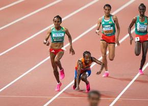 Scene incredibile la Mondialele de atletism: au pierdut două medalii de aur în câteva minute după două căzături în fața liniei de sosire