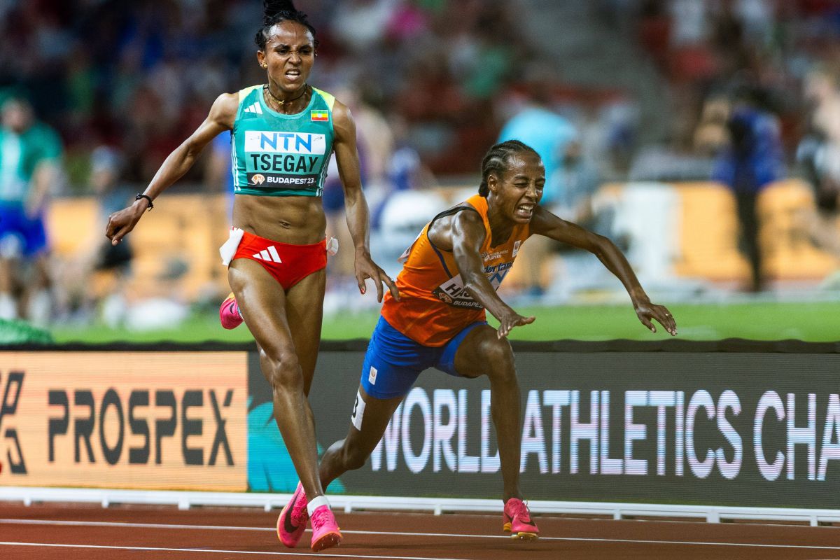 Scene incredibile la Mondialele de atletism: au pierdut două medalii de aur în câteva minute după două căzături în fața liniei de sosire