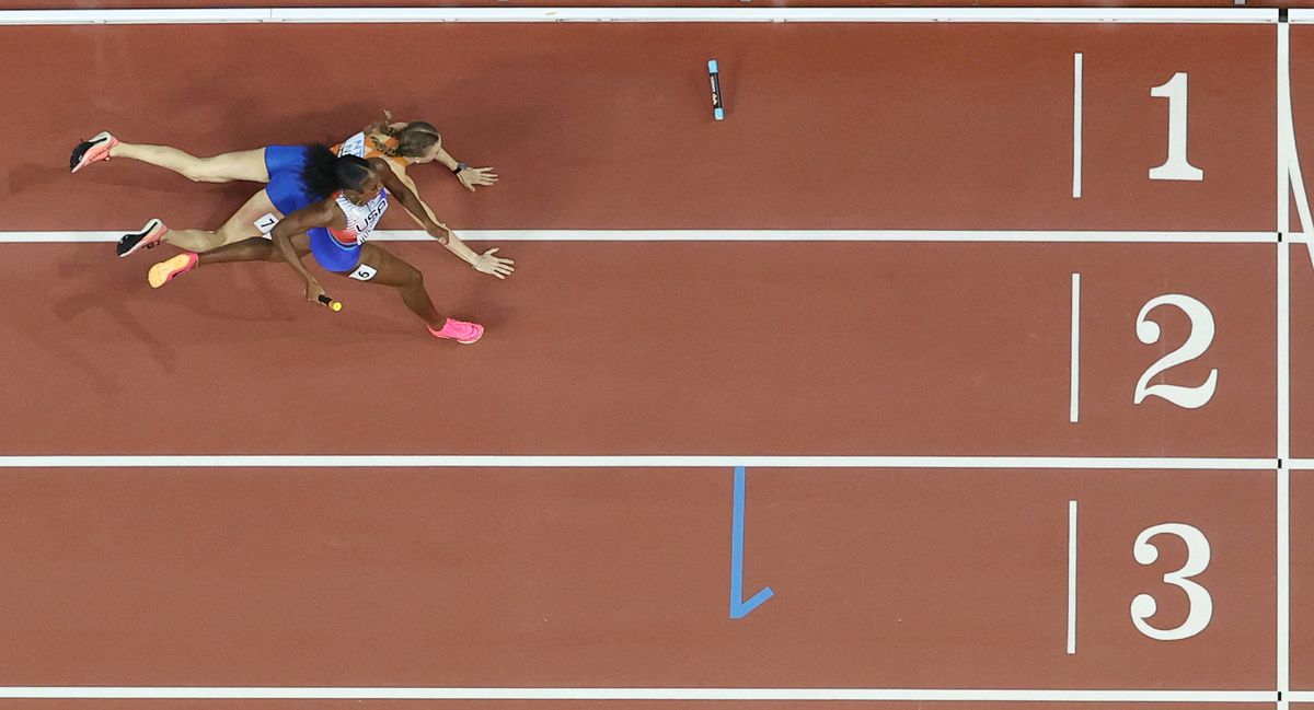 Scene incredibile la Mondialele de atletism: au pierdut două medalii de aur în câteva minute după două căzături în fața liniei de sosire