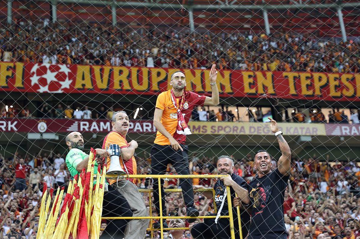 Te trec fiori! Ziyech, prezentare de senzație la noua echipă » Show în peluză alături de ultrași