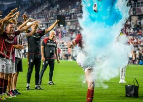 Scene nemaivăzute pe stadioanele din România » „Gender reveal” în fața peluzei, imediat după Rapid - Farul