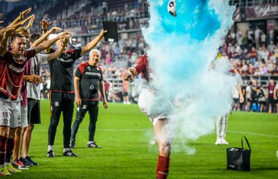 Scene emoționante, nemaivăzute pe stadioanele din România » „Gender reveal” în fața peluzei, imediat după Rapid - Farul