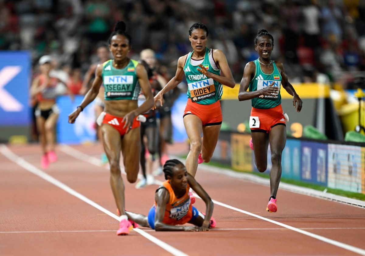 Scene incredibile la Mondialele de atletism: au pierdut două medalii de aur în câteva minute după două căzături în fața liniei de sosire