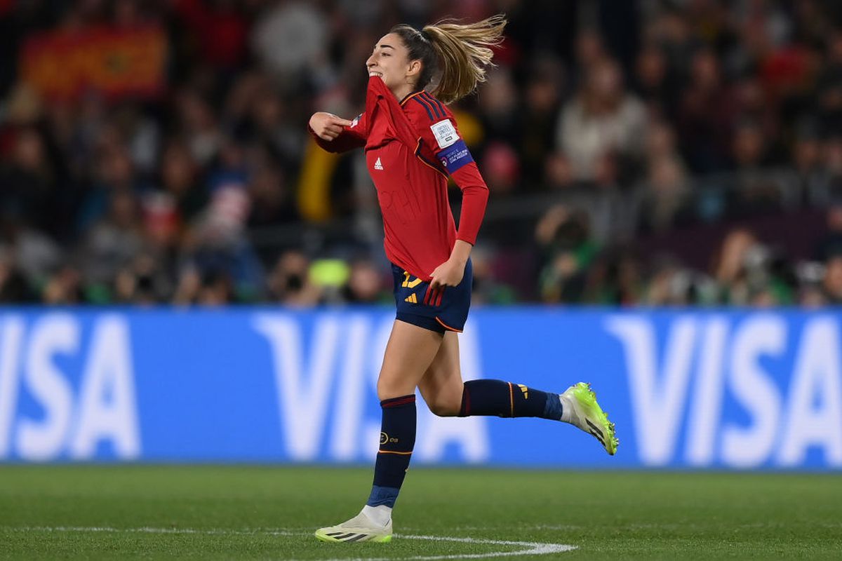 Gest controversat pe podium » Președintele Federației Spaniole a sărutat pe gură o campioană mondială. Reacția jucătoarei