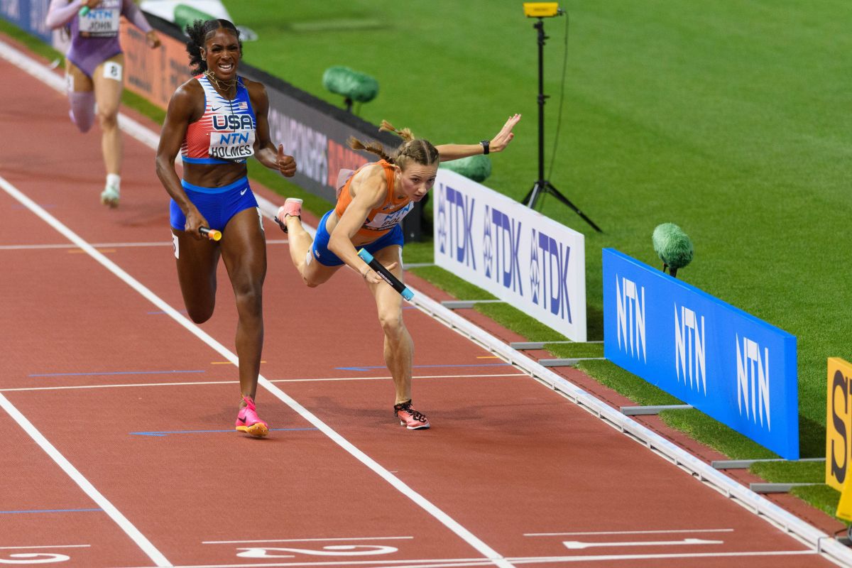 Scene incredibile la Mondialele de atletism: au pierdut două medalii de aur în câteva minute după două căzături în fața liniei de sosire