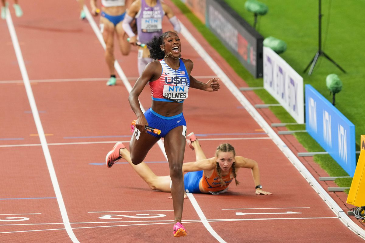 Scene incredibile la Mondialele de atletism: au pierdut două medalii de aur în câteva minute după două căzături în fața liniei de sosire