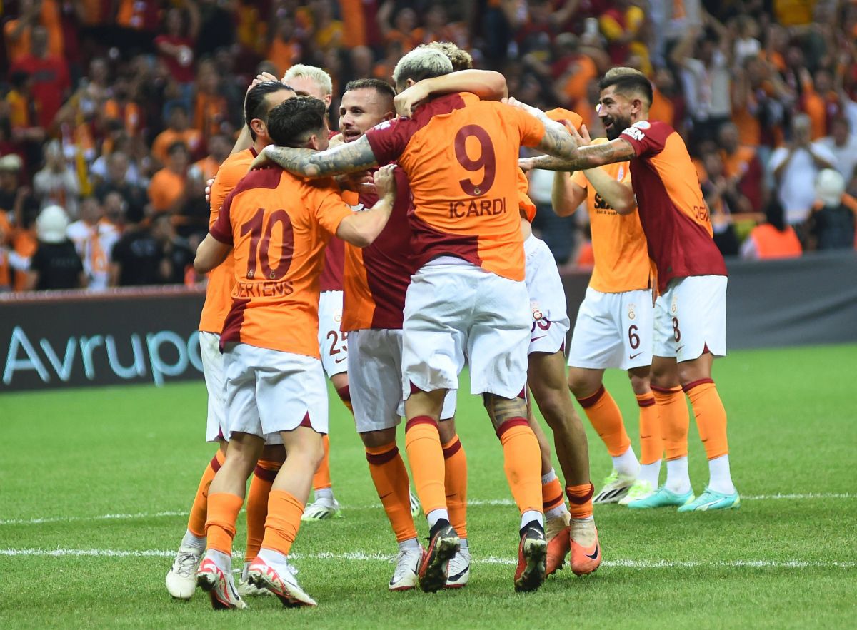 Te trec fiori! Ziyech, prezentare de senzație la noua echipă » Show în peluză alături de ultrași